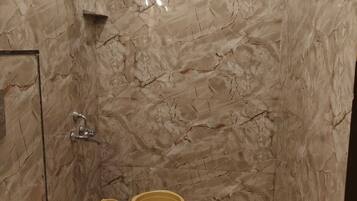 Kamar Double Deluks, 1 Tempat Tidur Double dengan tempat tidur Sofa, pemandangan kota | Kamar mandi | Shower, perlengkapan mandi gratis, sabun, dan sampo