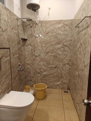 Habitación doble Deluxe, 1 cama matrimonial y sofá cama, vista a la ciudad | Baño | Regadera, amenidades de baño gratuitas, jabón, shampoo 