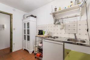 Refrigerador, parrilla de estufa, cafetera y tetera y tostadora 