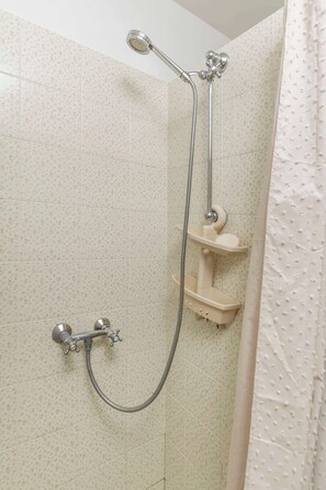 Shower, hair dryer, towels - Apartment Dei Fiori 2 (Rovinj)