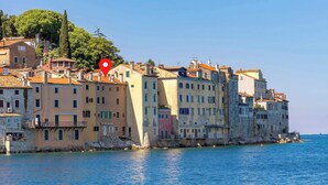 Une ville côtière aux bâtiments aux couleurs vives, qui bordent le front de mer.