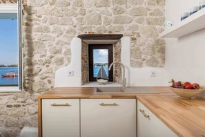 Refrigerador, parrilla de estufa, cafetera y tetera y tostadora 