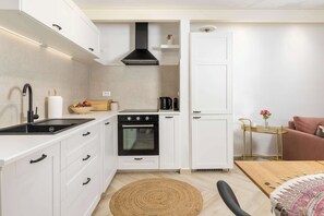 Fridge, oven, stovetop, coffee/tea maker