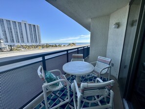 Outdoor dining - Brighton 107 3 Br renovated ocean view (Myrtle Beach)