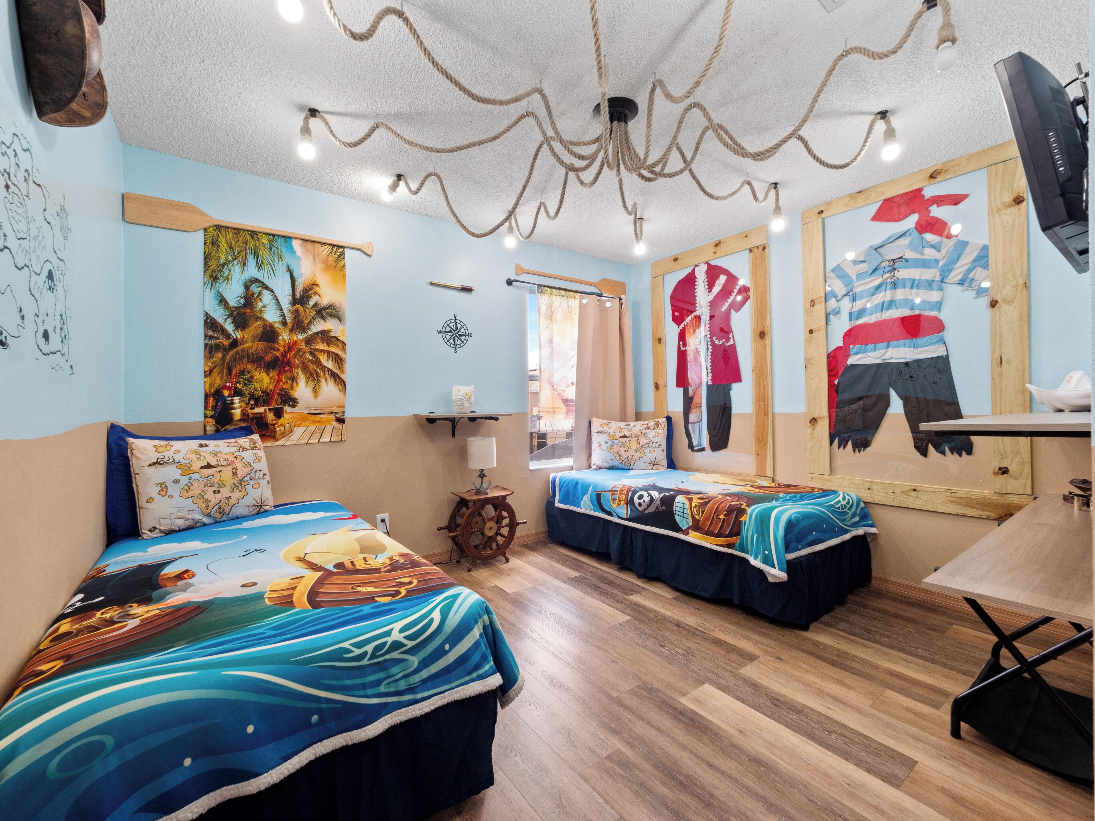 8 bedrooms, desk, iron/ironing board, travel cot