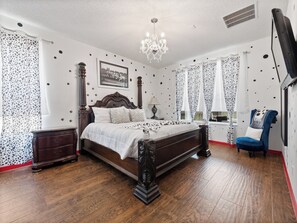 8 chambres, bureau, fer et planche à repasser, lit de bébé portatif