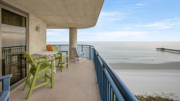 Ein Balkon mit Blick auf das Meer und einen Steg.