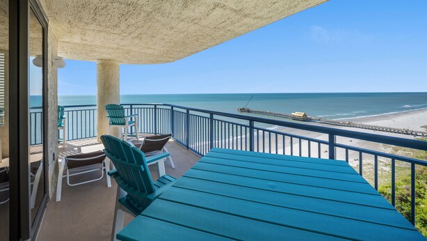 Een balkon met uitzicht op het strand en de oceaan.