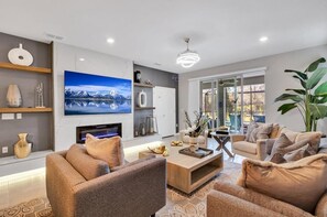 TV, offices - Luxury meets Comfort-Resort Villa w/ Pool&Cinema (Davenport)