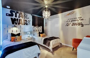 6 Schlafzimmer, Schreibtisch, Bügeleisen/Bügelbrett, Reisekinderbett