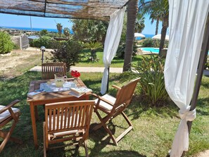 Outdoor dining - La Vela in Sampieri 2 minutes from the sea, villa with pool. (Sicilia)