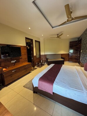 Superior Double Room, City View | Individually furnished, desk, free WiFi, bed sheets