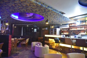 Bar (trong khuôn viên)