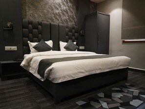 Individually furnished, desk, free WiFi, bed sheets - Sky Star Hotel (Amritsar)