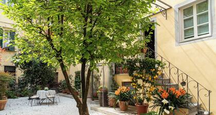 Dimora Paolina charming villa with secret garden, in the historical center of Lucca