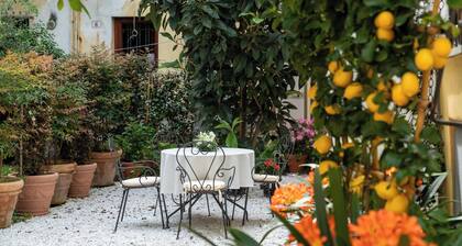 Dimora Paolina charming villa with secret garden, in the historical center of Lucca