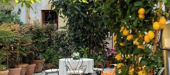Dimora Paolina charming villa with secret garden, in the historical center of Lucca