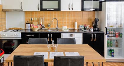 Spacious 2-bedroom Apartment w/ Balcony & Free Parking – Ideal for Long Stays