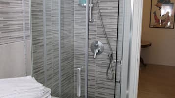 Douche, sĂšche-cheveux, bidet, serviettes fournies