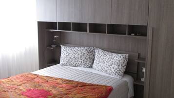 2 slaapkamers, een strijkplank/strijkijzer, reisbedje, wifi