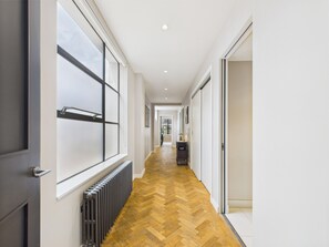 Comfort appartement, 2 slaapkamers, uitzicht op de stad | Individueel gedecoreerd, individueel gemeubileerd, een bureau