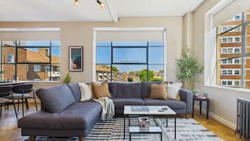 Departamento Confort, 3 habitaciones, vista a la ciudad | Decoración personalizada, muebles diferentes y escritorio