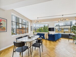 Klassiek appartement, 2 slaapkamers, uitzicht op de stad | Individueel gedecoreerd, individueel gemeubileerd, een bureau