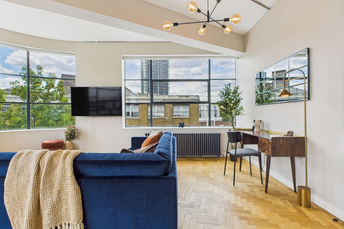 Apartamento clásico, 2 habitaciones, vistas a la ciudad | Escritorio, espacio para trabajar con un portátil, cortinas opacas