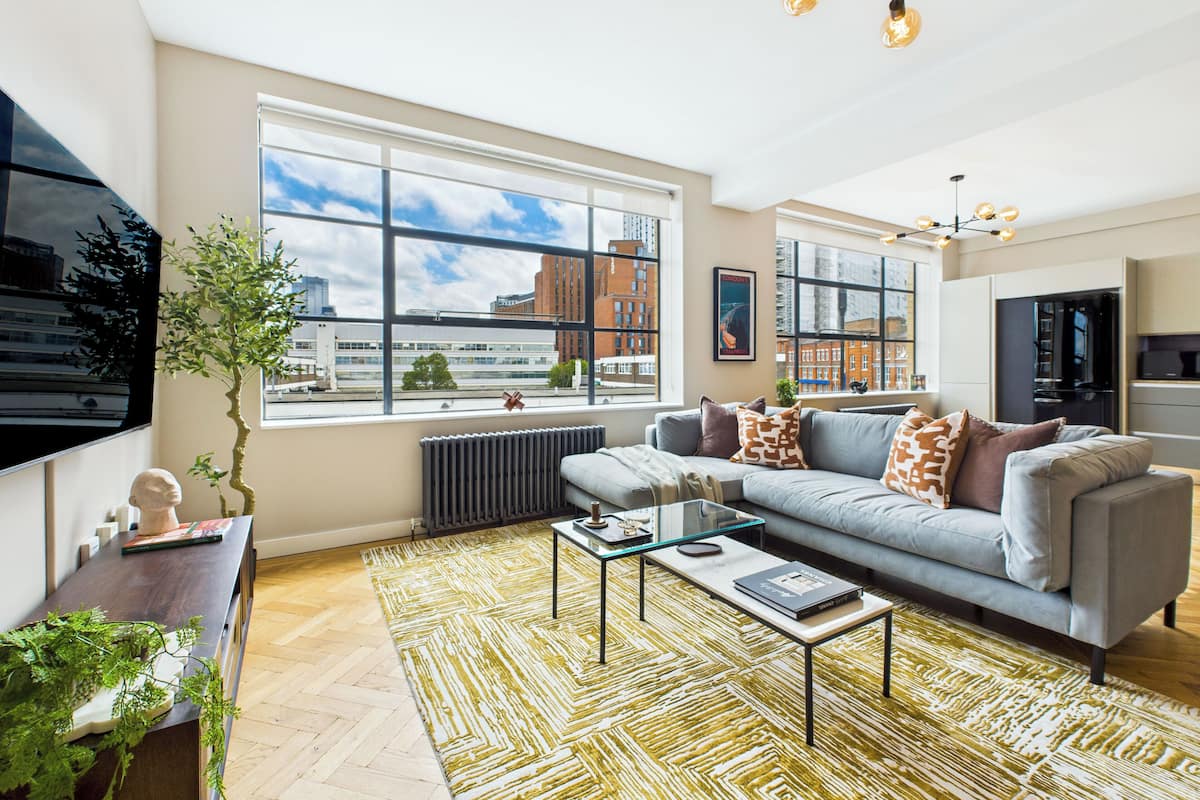 Dúplex de diseño, 2 habitaciones, vistas a la ciudad | Escritorio, espacio para trabajar con un portátil, cortinas opacas