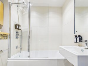 디자인 듀플렉스, 침실 2개, 시내 전망 | 욕실 | 친환경 세면용품, 헤어드라이어, 타월, 비누