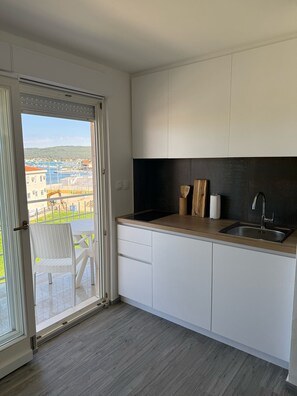 Refrigerador, horno, lavavajillas y utensilios de cocina 