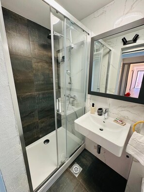 Douche, séchoir à cheveux, serviettes fournies