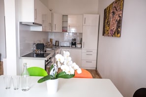 Geladeira, micro-ondas, fogão, cooktop