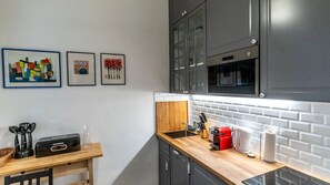 冷蔵庫、電子レンジ、オーブン、コンロ