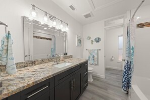 Douche, sèche-cheveux, serviettes fournies