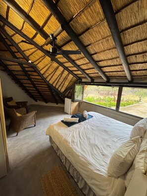 Bureau, espace de travail pour ordinateur portable, Wi-Fi gratuit