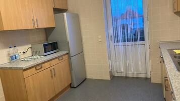 KĂŒhlschrank, Mikrowelle, Ofen, Herdplatte