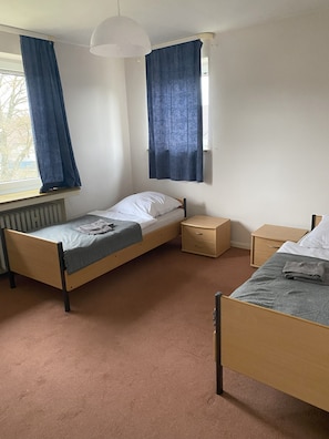 5 habitaciones, tabla de planchar con plancha, wifi y ropa de cama 