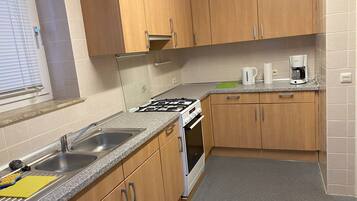 KĂŒhlschrank, Mikrowelle, Ofen, Herdplatte