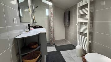 Een douche, een haardroger, handdoeken, zeep