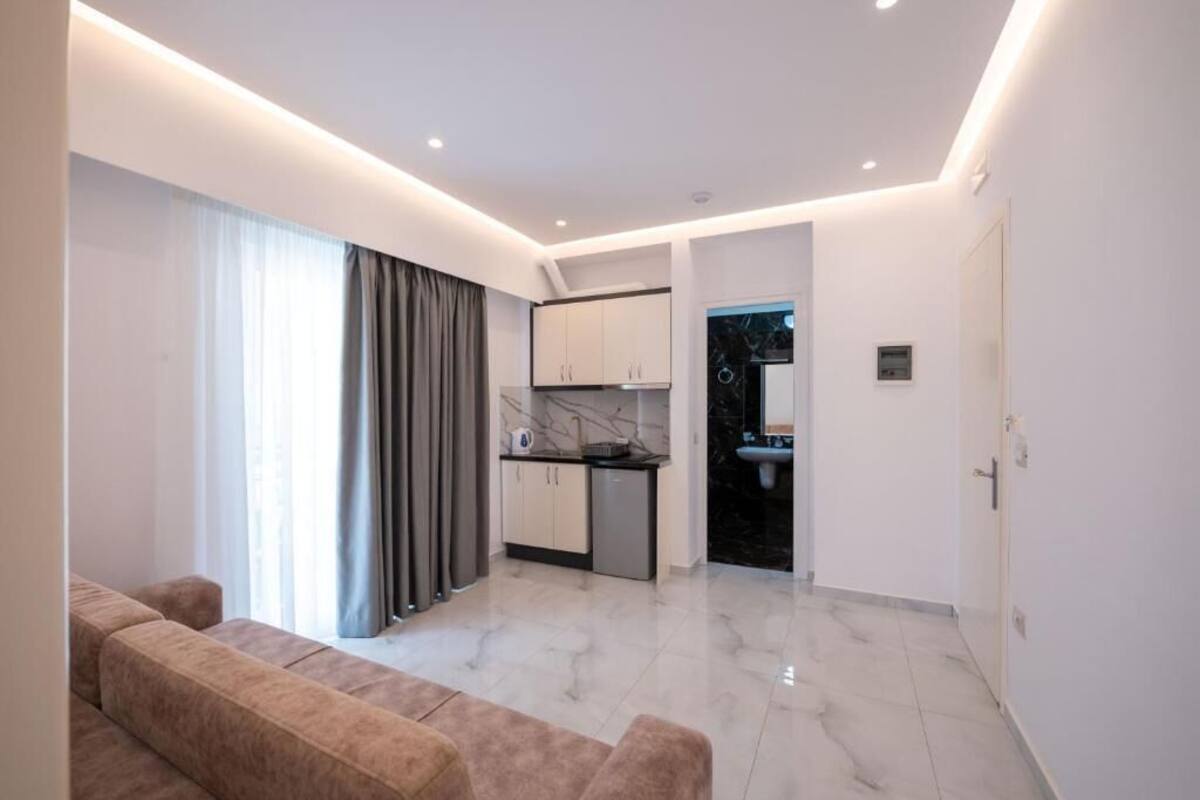 Un apartamento moderno con sala de estar, cocina y baño.