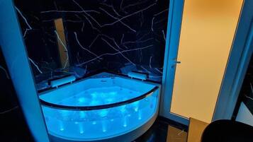 King Suite With Sea View | Bad | Dusj, toalettartikler (inkludert), hårføner og håndklær