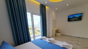 Een hotelkamer met een bed, een badkamer en uitzicht.