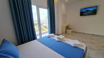 King Suite With Sea View | Skrivebord, lydisolert, wi-fi (inkludert) og sengetøy