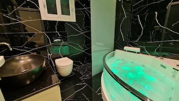 King Suite With Sea View | Banheiro | Chuveiro, produtos de toalete grátis, secador de cabelo