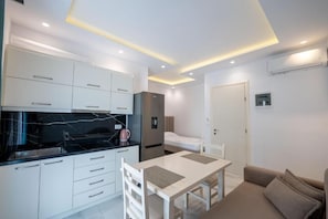 King Suite With Sea View | Escrivaninha, quartos à prova de som, Wi-Fi de cortesia, roupa de cama