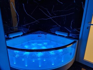 King Suite With Sea View | Salle de bain | Douche, articles de toilette gratuits, sèche-cheveux