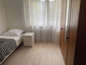 4 bedrooms, iron/ironing board, WiFi, bed sheets