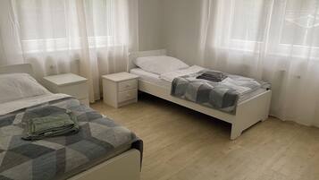 4 Schlafzimmer, BĂŒgeleisen/BĂŒgelbrett, WLAN, BettwĂ€sche