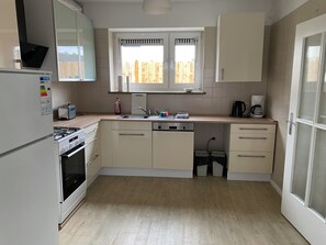 Een microgolfoven, een oven, een kookplaat, een vaatwasser